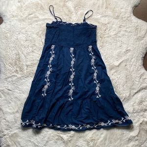 Gap tunic in dark blue with white embroidered flowers. Size: XL (12). Stretchy.
